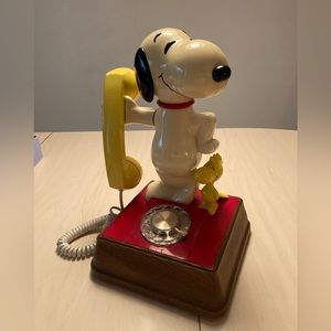 Vintage 1976 Snoopy Rotary Phone